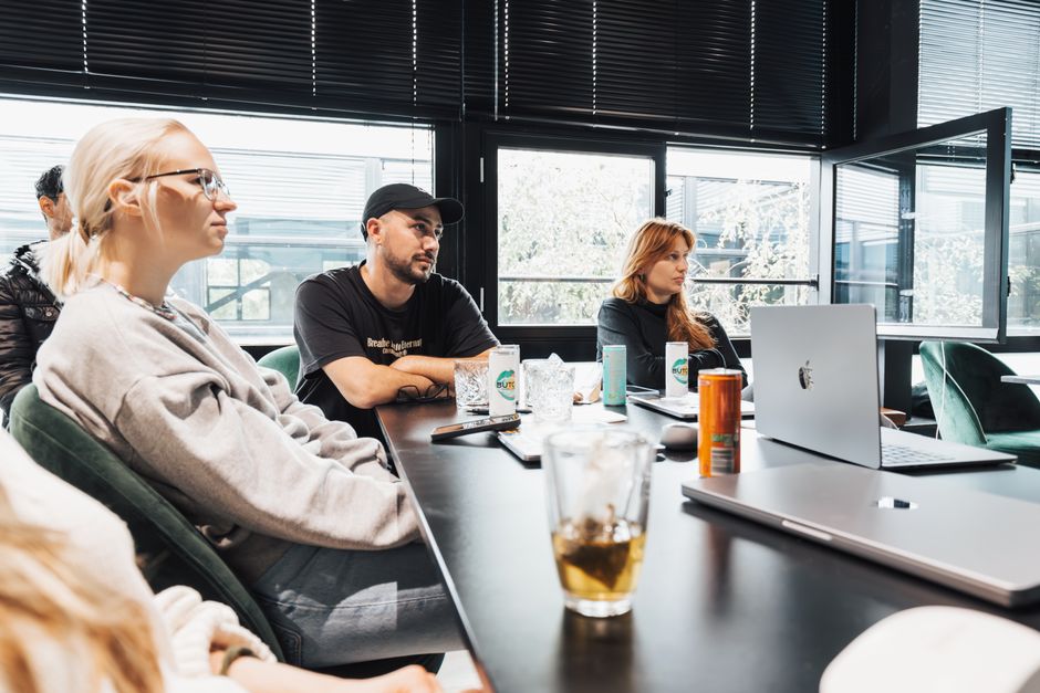 Porträt einer Studentin im Online Marketing Kurs